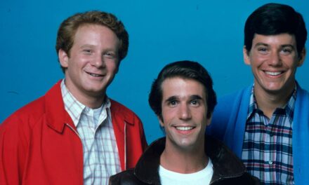 La star de Happy Days, Henry Winkler, rend les fans fous alors qu&rsquo;il rencontre le célèbre rockeur pour un moment légendaire