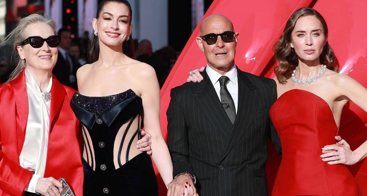 Anne Hathaway et Emily Blunt s&rsquo;envolent pour Londres pour la première de The Devil Wears Prada 2 — meilleures photos