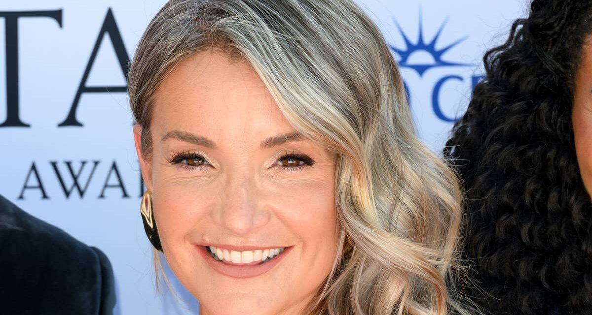 Helen Skelton est une bombe printanière dans un pantalon sculptant qui tue