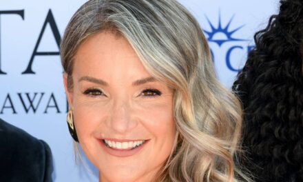 Helen Skelton est une bombe printanière dans un pantalon sculptant qui tue