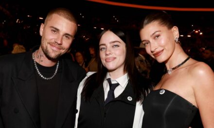 Billie Eilish fond en larmes alors que Justin Bieber fait d&rsquo;elle sa « fille less Lonely Girl » – avec le soutien de Hailey Bieber