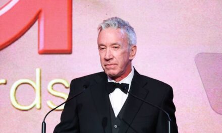La star de Toy Story, Tim Allen, 72 ans, fait une rare apparition publique pour honorer un ami proche