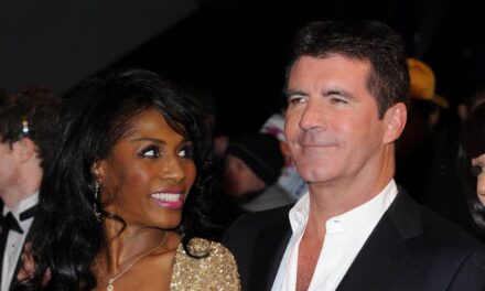 L&rsquo;ex-Sinitta de Simon Cowell fait un commentaire rare sur la fiancée « infidèle » du magnat de la musique, Lauren Silverman, et son fils Eric