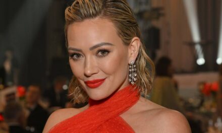 Hilary Duff brille en maillot de bain blanc lors de vacances ensoleillées à la plage avec sa famille dans une vidéo réconfortante