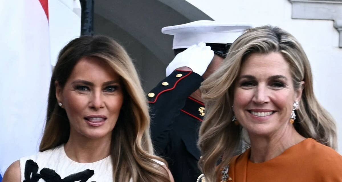 Melania Trump accueille la reine Maxima dans une robe blanche à fleurs lors d&rsquo;un dîner à la Maison Blanche
