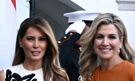 Melania Trump accueille la reine Maxima dans une robe blanche à fleurs lors d&rsquo;un dîner à la Maison Blanche