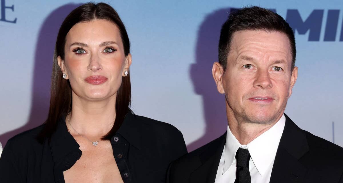 L&rsquo;épouse et la fille de Mark Wahlberg posent en mini-robes pour des photos de famille de Pâques