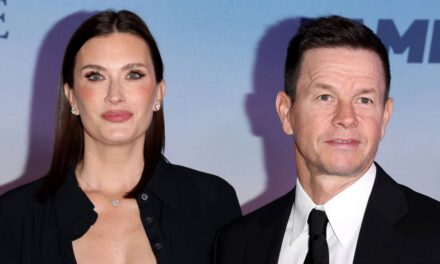 L&rsquo;épouse et la fille de Mark Wahlberg posent en mini-robes pour des photos de famille de Pâques