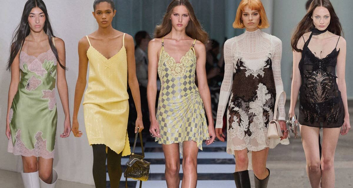 Hailey Bieber vient de réussir mon ultime astuce de style pour l&rsquo;été : la robe nuisette