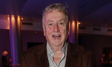 Les acteurs et les fans de Midsomer Murders pleurent la perte de Desmond Barrit après son décès à 81 ans