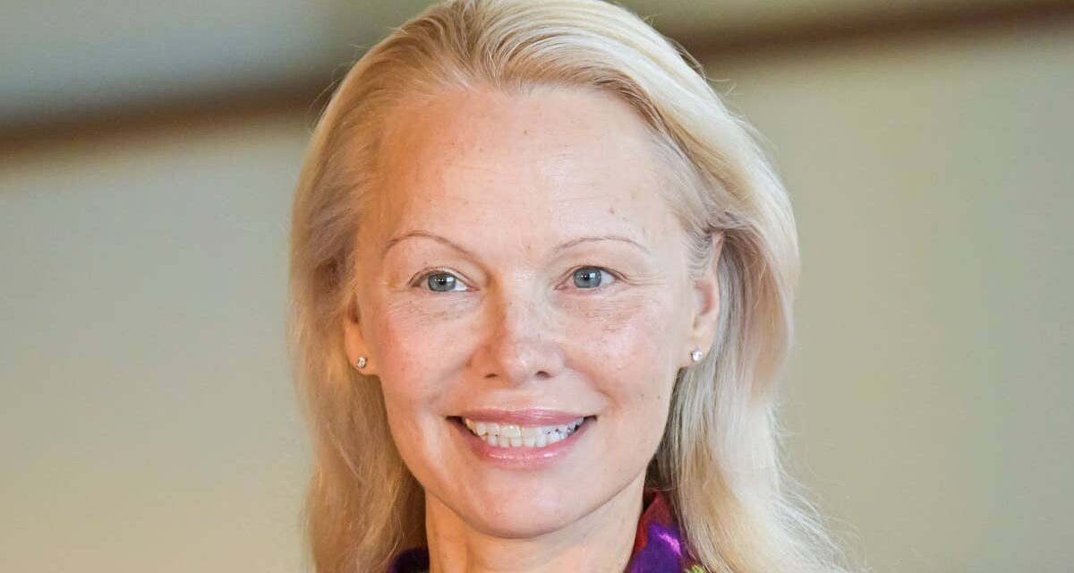 Pamela Anderson canalise la bombe des années 90 en costume de sablier après avoir avoué son passé « dur »