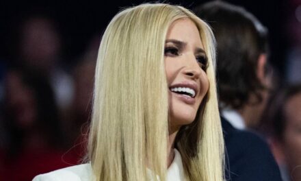 Ivanka Trump est la belle du bal dans une superbe robe de Cendrillon