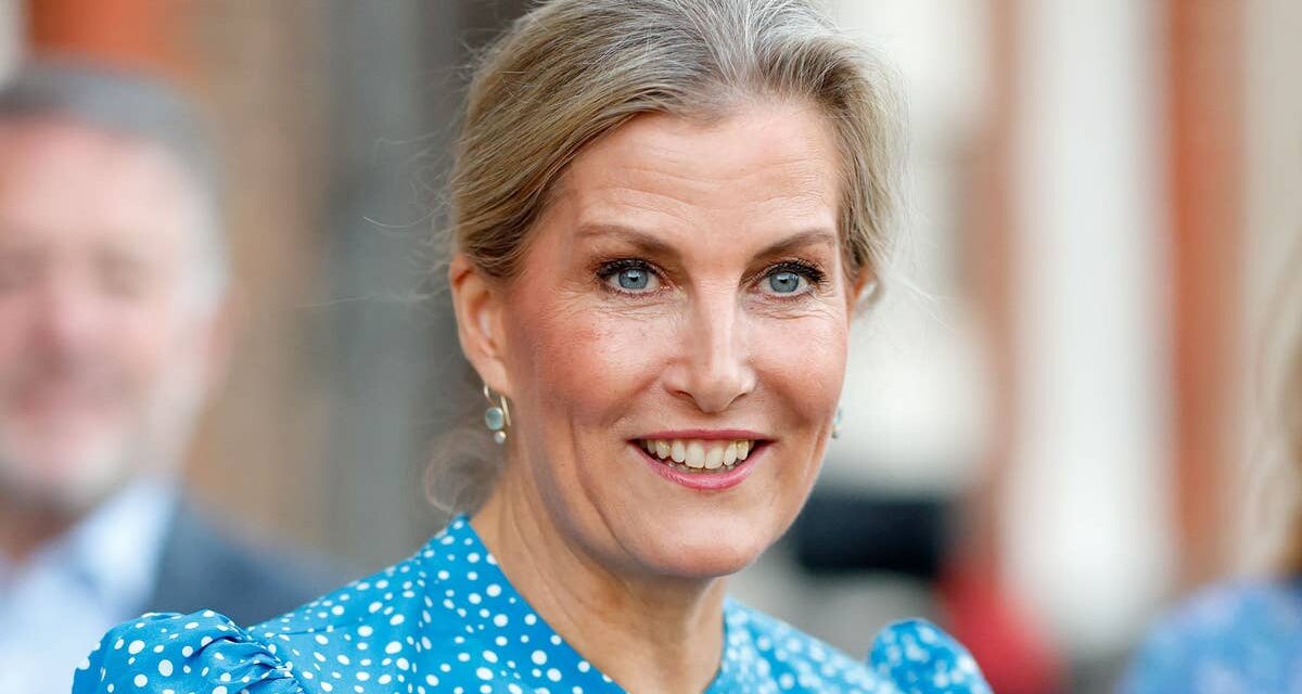 La robe électrique cintrant la taille de la duchesse Sophie l&rsquo;a couronnée « meilleure à ce jour »