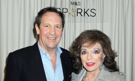 Dame Joan Collins, 92 ans, a l&rsquo;air si jeune alors qu&rsquo;elle profite d&rsquo;une soirée en amoureux avec son mari Percy Gibson, 61 ans