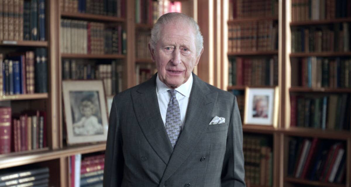 Le roi Charles rend un hommage émouvant à la reine Elizabeth II, « chérie maman », faisant allusion à des temps « troublés »