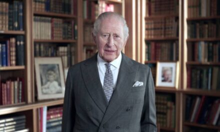Le roi Charles rend un hommage émouvant à la reine Elizabeth II, « chérie maman », faisant allusion à des temps « troublés »