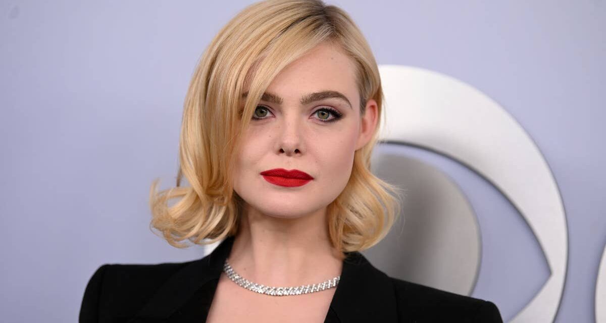 Elle Fanning pose juste en sous-vêtements sur une photo franche qui fait parler les fans : « J&rsquo;avais peur au début »