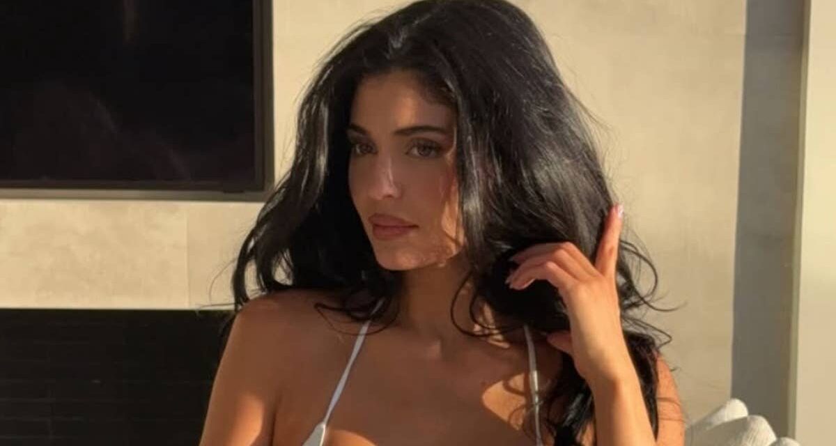 Kylie Jenner montre ses courbes incroyables en micro bikini blanc