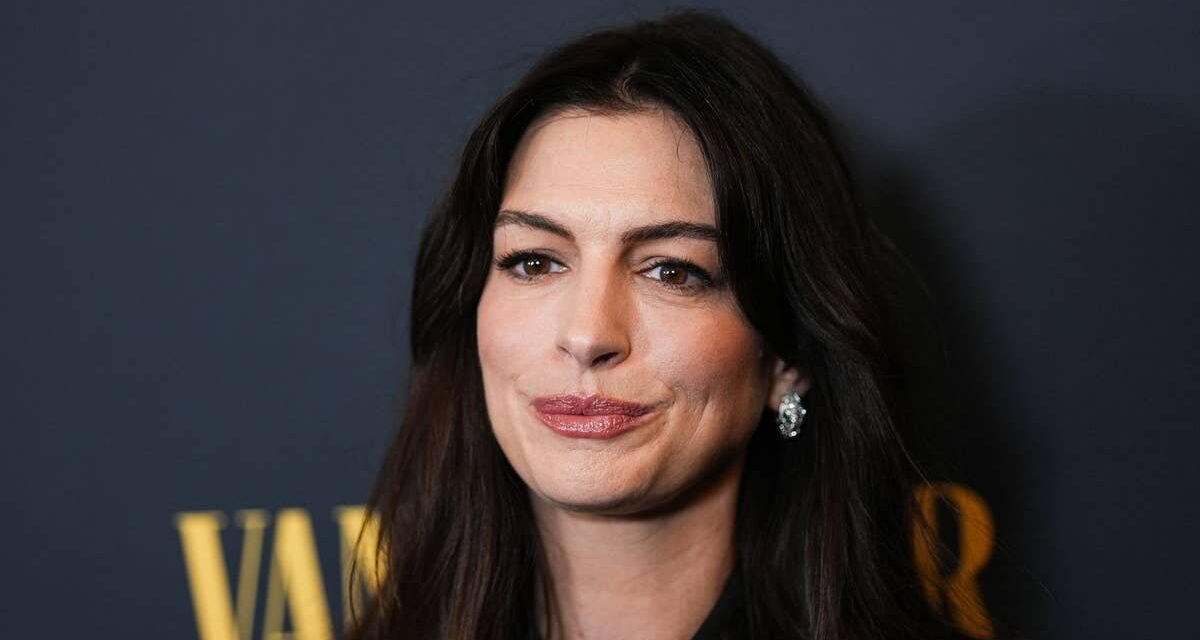 Anne Hathaway révèle ses insécurités corporelles en maillot de bain à 43 ans