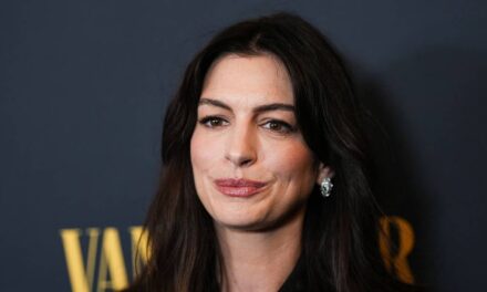 Anne Hathaway révèle ses insécurités corporelles en maillot de bain à 43 ans