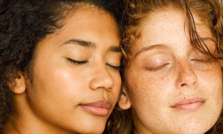 La tendance du « microneedling liquide » donne à tout le monde une peau de verre