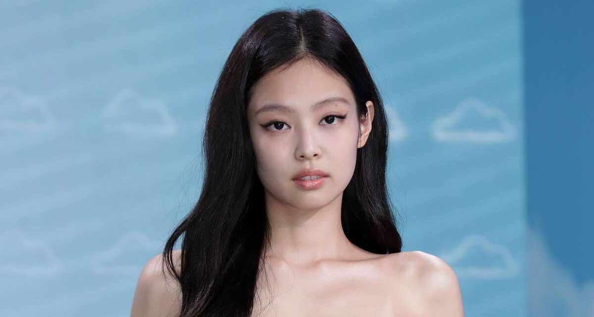 La star de la K-pop Jennie montre une silhouette tonique dans plusieurs petits bikinis au bord de la plage