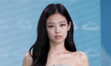 La star de la K-pop Jennie montre une silhouette tonique dans plusieurs petits bikinis au bord de la plage