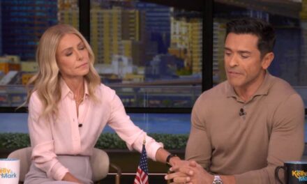 Kelly Ripa soutient Mark Consuelos à travers des nouvelles familiales difficiles partagées en LIVE