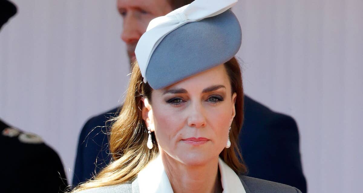 Kate Middleton vue arborant un plâtre suite à une blessure mystérieuse