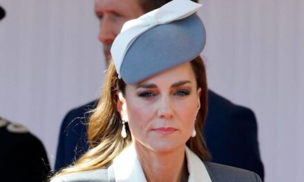 Kate Middleton vue arborant un plâtre suite à une blessure mystérieuse