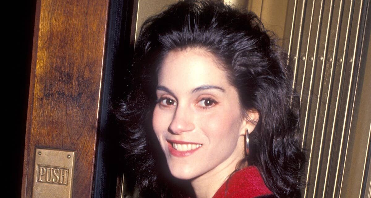 La reine du cinéma des années 80, Jami Gertz, semble si différente dans une rare apparition avec son mari milliardaire