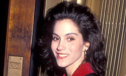 La reine du cinéma des années 80, Jami Gertz, semble si différente dans une rare apparition avec son mari milliardaire