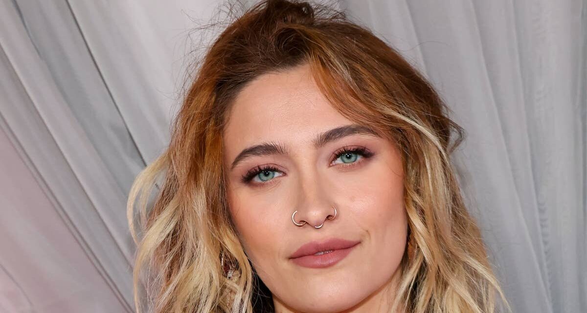 Paris Jackson vole la vedette en mini-robe en dentelle aux Fashion Trust Awards