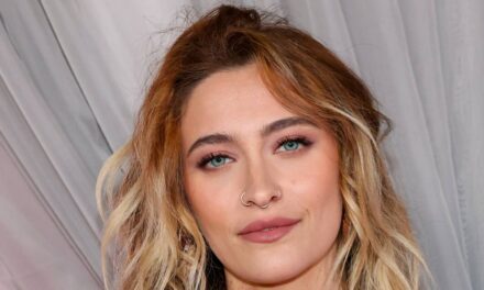 Paris Jackson vole la vedette en mini-robe en dentelle aux Fashion Trust Awards
