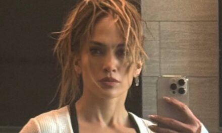 Jennifer Lopez, 56 ans, laisse les fans impressionnés alors qu&rsquo;elle présente des abdos incroyablement durs