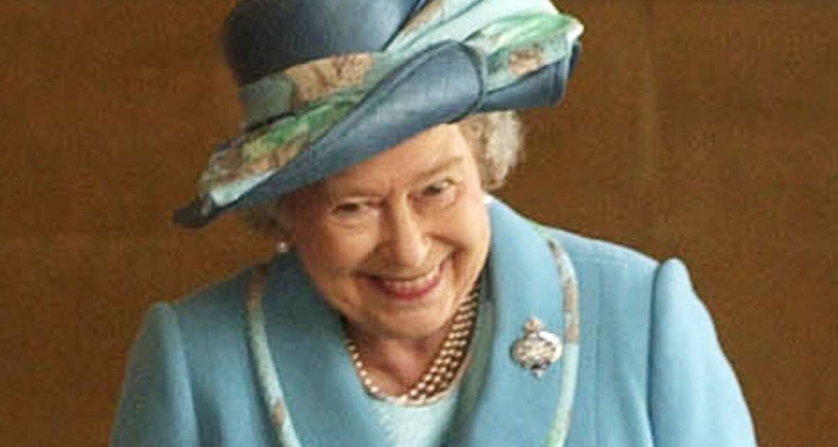 La véritable histoire derrière la rare photo de la reine Elizabeth II riant du prince Philip en uniforme