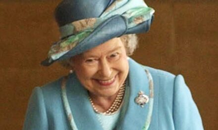 La véritable histoire derrière la rare photo de la reine Elizabeth II riant du prince Philip en uniforme
