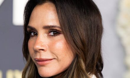 Victoria Beckham devient blonde pour Pâques – et ses cheveux sont plus longs que jamais