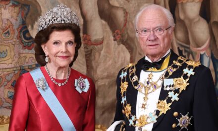 Le roi Carl Gustaf XVI de Suède dirige la famille royale la plus glamour du monde lors du banquet de son 80e anniversaire – voir les meilleures photos de diadème