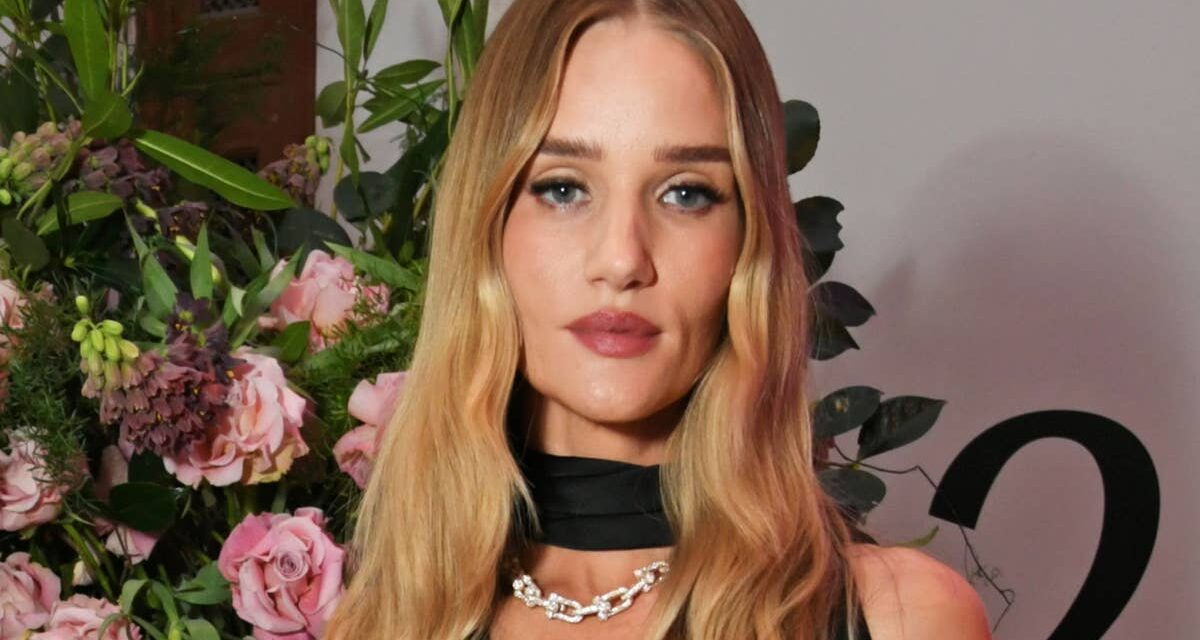 Rosie Huntington-Whitely est toute en abdos dans un bikini noir plongeant.