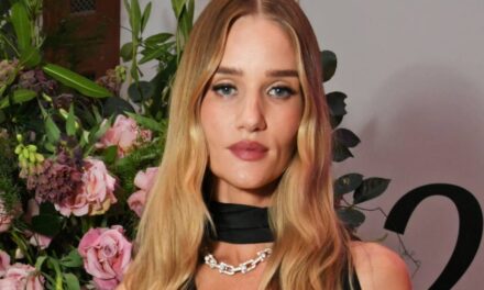 Rosie Huntington-Whitely est toute en abdos dans un bikini noir plongeant.