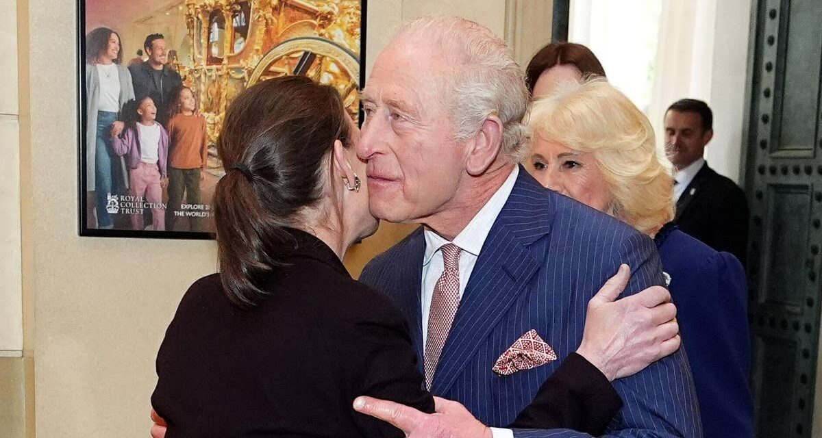 Le roi Charles soutenu par Lady Sarah Chatto alors qu&rsquo;il honore la reine Elizabeth à la veille de son 100e anniversaire