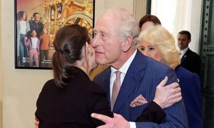 Le roi Charles soutenu par Lady Sarah Chatto alors qu&rsquo;il honore la reine Elizabeth à la veille de son 100e anniversaire