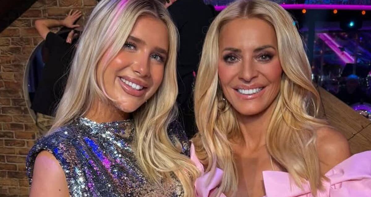 Tess Daly et sa fille mannequin Phoebe, 21 ans, pourraient être des jumelles alors qu&rsquo;elles portent des maillots de bain époustouflants pour des vacances luxueuses