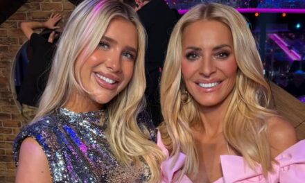 Tess Daly et sa fille mannequin Phoebe, 21 ans, pourraient être des jumelles alors qu&rsquo;elles portent des maillots de bain époustouflants pour des vacances luxueuses