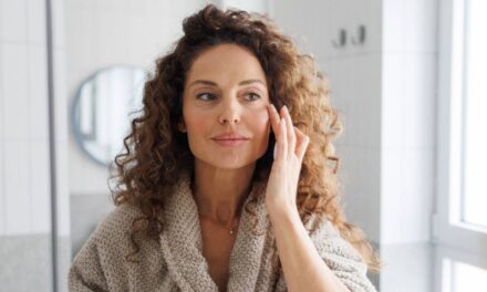 Les femmes d&rsquo;âge moyen raffolent du nouveau surligneur « soyeux » d&rsquo;Elf qui estompe les rides et ridules