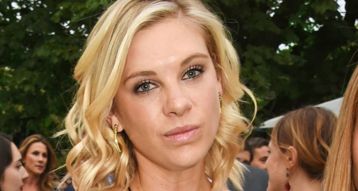 L&rsquo;ex du prince Harry, Chelsy Davy, partage enfin des photos en gros plan d&rsquo;une bague de fiançailles « aventureuse » de 40 000 £