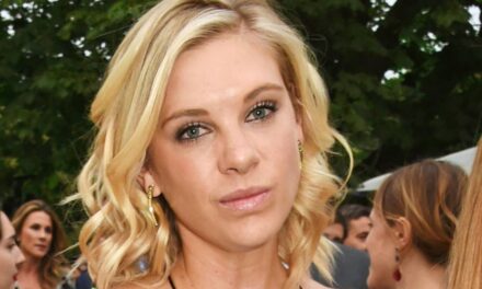 L&rsquo;ex du prince Harry, Chelsy Davy, partage enfin des photos en gros plan d&rsquo;une bague de fiançailles « aventureuse » de 40 000 £