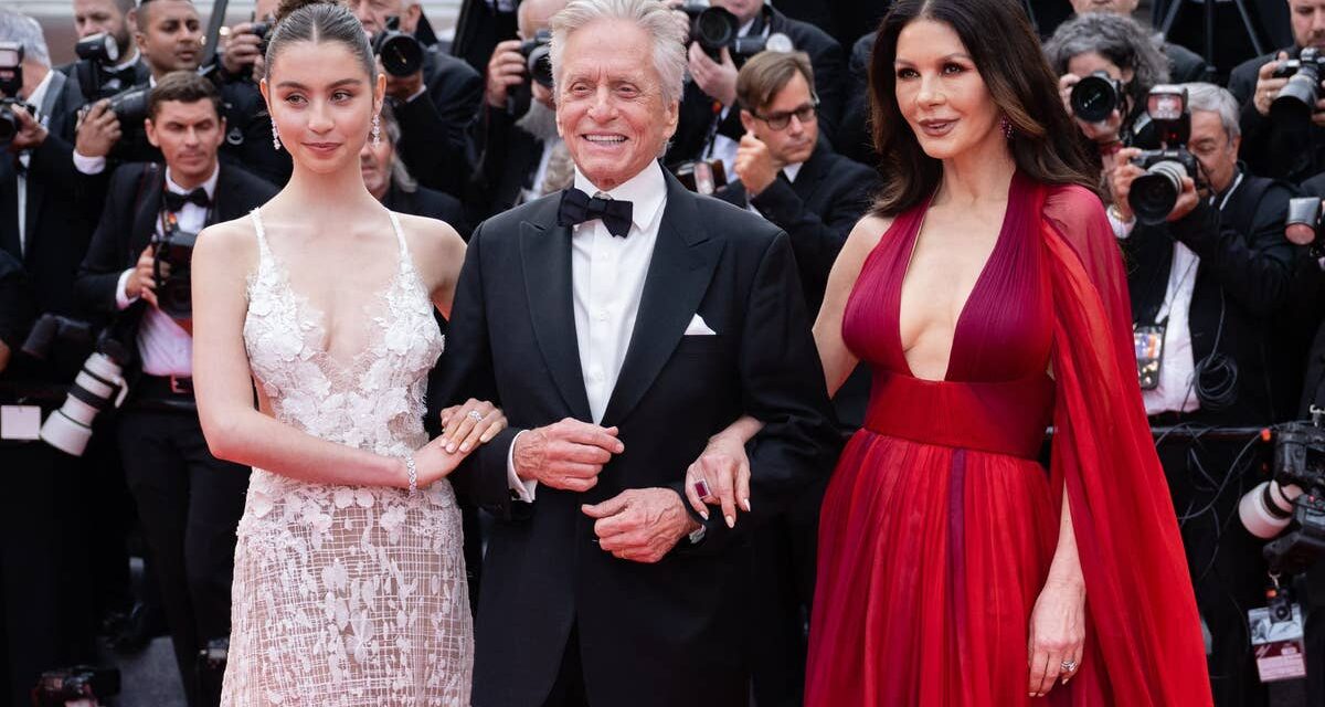 Catherine Zeta-Jones et Michael Douglas se réunissent avec leur fils Dylan pour honorer leur fille Carys à l&rsquo;occasion du 23e anniversaire