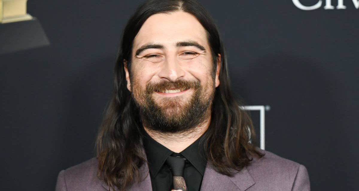 Dans la vie privée du chanteur Noah Kahan avec sa femme – qu&rsquo;il a épousée lors d&rsquo;un mariage intime dans sa ville natale